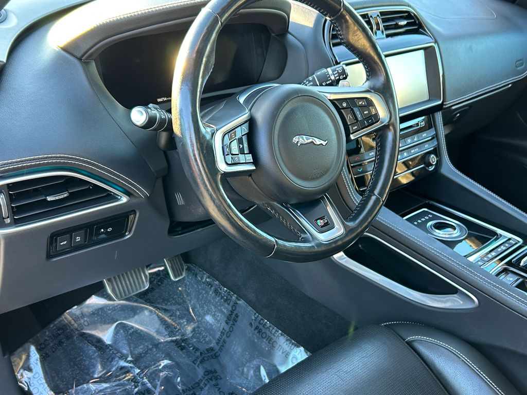 Thumbnail: 2019 Jaguar F-Pace - 13