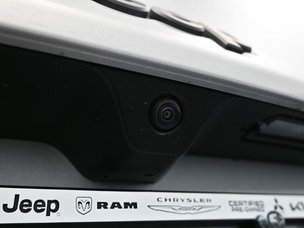 New 2026 silver zynith metallic clearcoat Jeep Latitude image 29