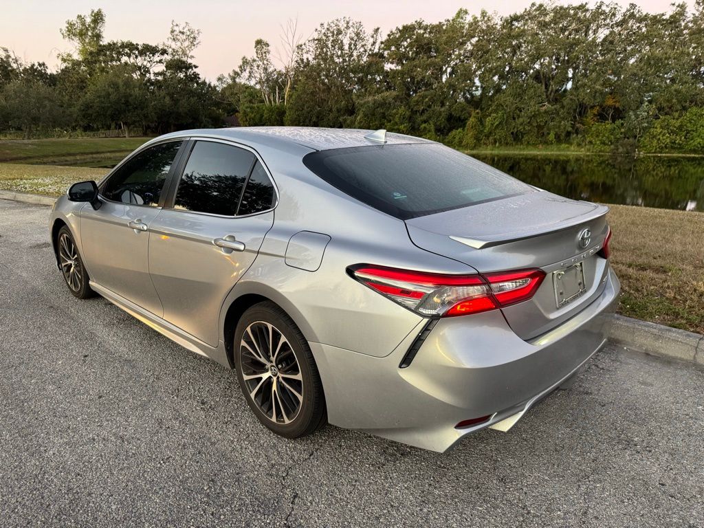 2019 Toyota Camry XLE 3