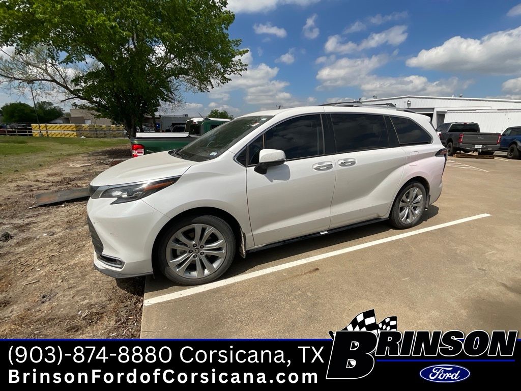 White (Wind Chill Pearl) 2024 Toyota Sienna Platinum 7-Passenger FWD Minivan Front-Wheel Drive Continuously Variable Transmission