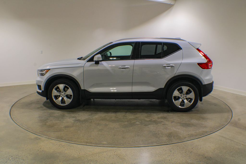 Used 2020 Silver Volvo Momentum image 2
