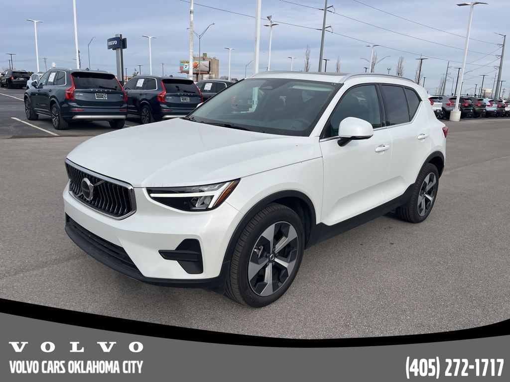 2025 Volvo XC40 Core's photo