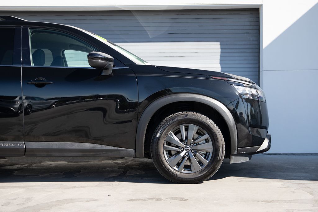 View vehicle photo 5