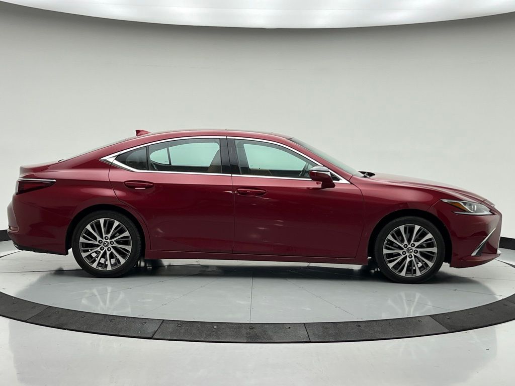 Thumbnail: 2021 Lexus ES - 3