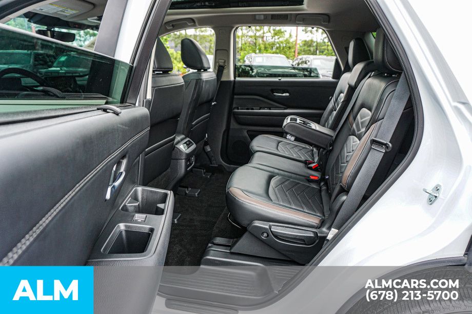 Used 2025 White Nissan Platinum image 20