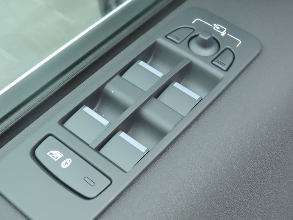 Thumbnail: 2024 Land Rover Discovery Sport - 25