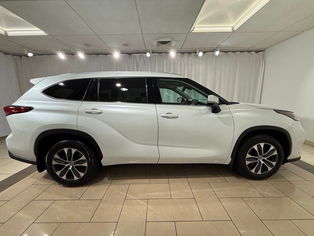 Thumbnail: 2022 Toyota Highlander - 6