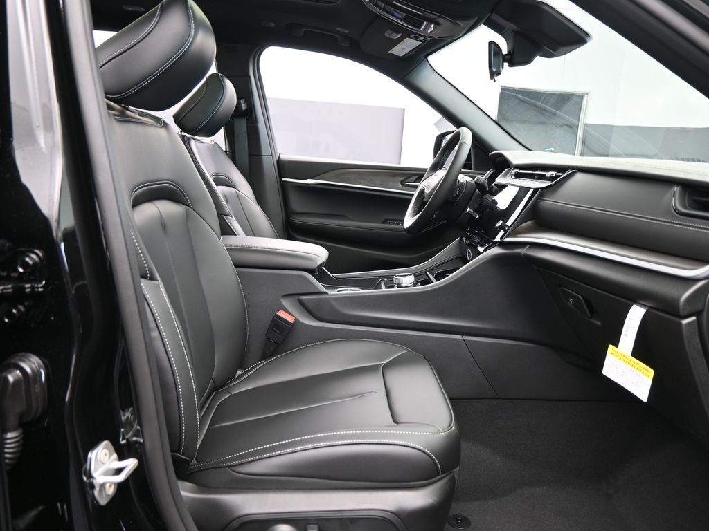 New 2026 Diamond Black Crystal Pearlcoat Jeep Limited image 43