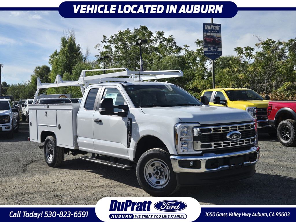Oxford White 2026 Ford F-350 Super Duty Chassis Pickup Truck Four-Wheel Drive Automatic