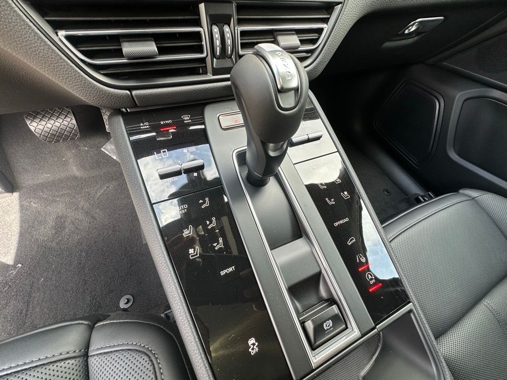 2025 Porsche Macan  21