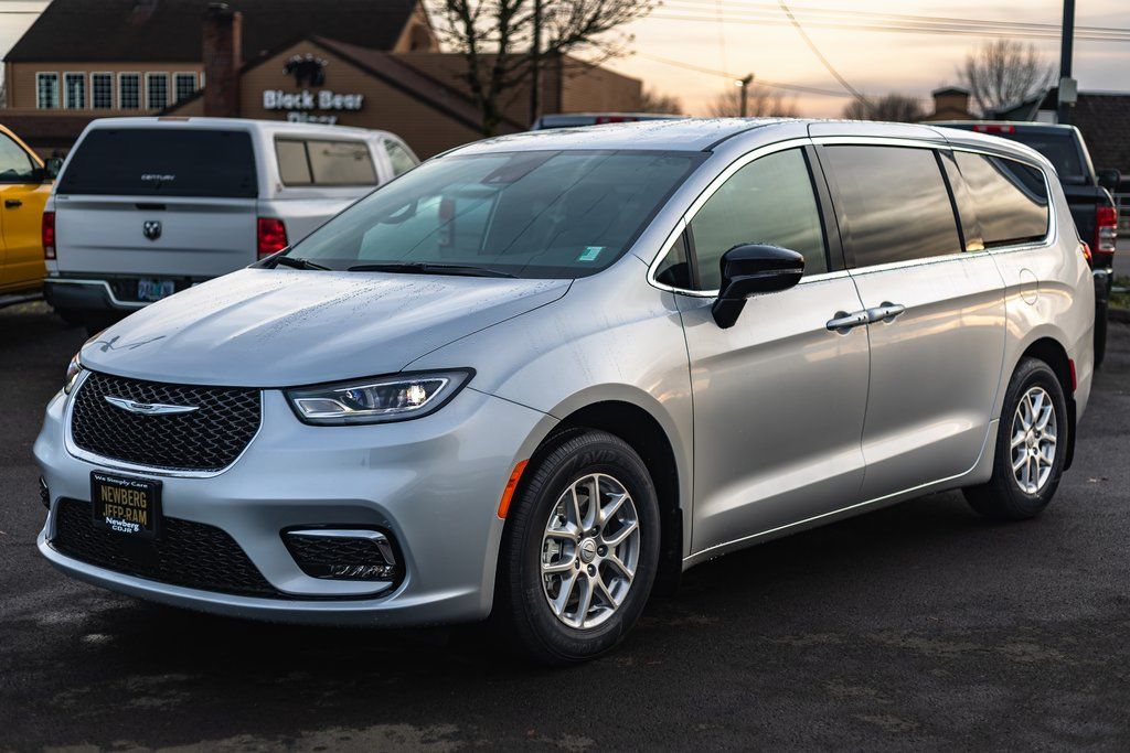 2026 Chrysler Pacifica Select thumbnail 4