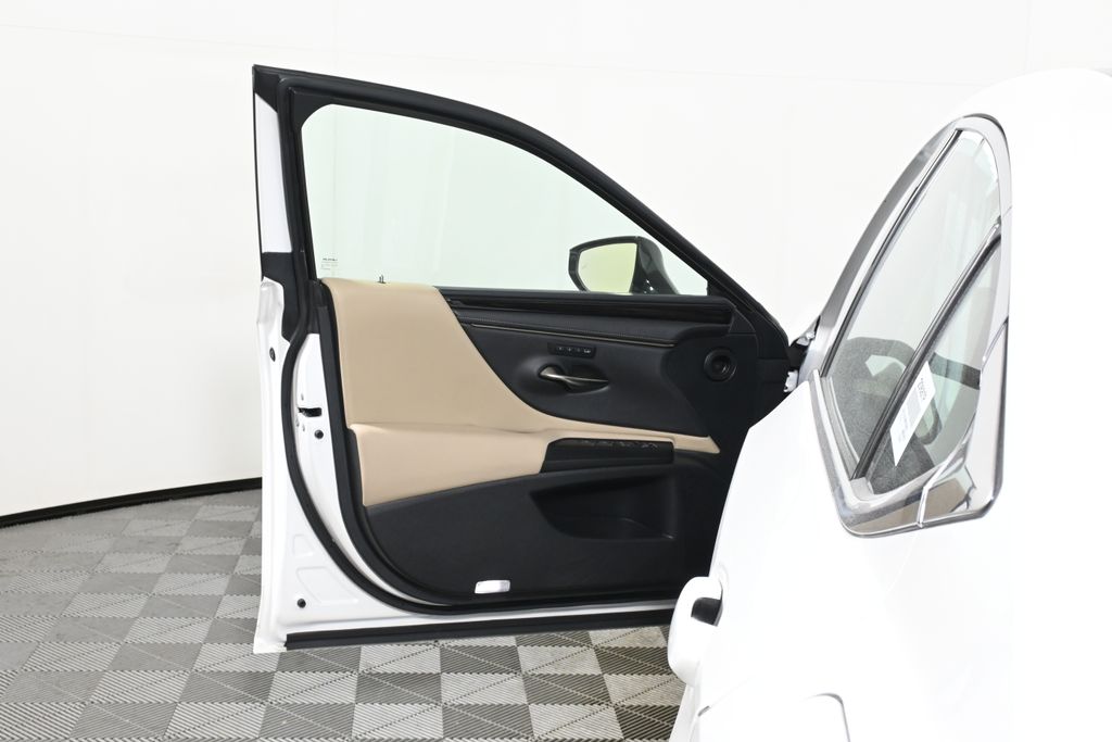 Thumbnail: 2021 Lexus ES - 29