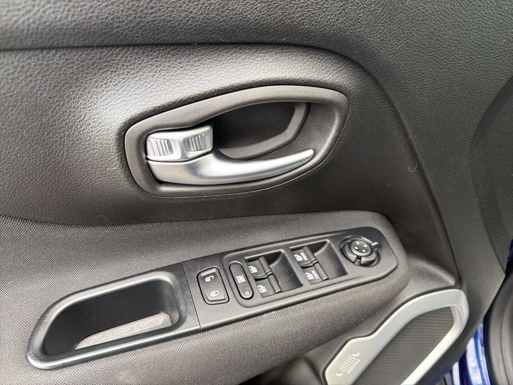 Thumbnail: 2018 Jeep Renegade - 26