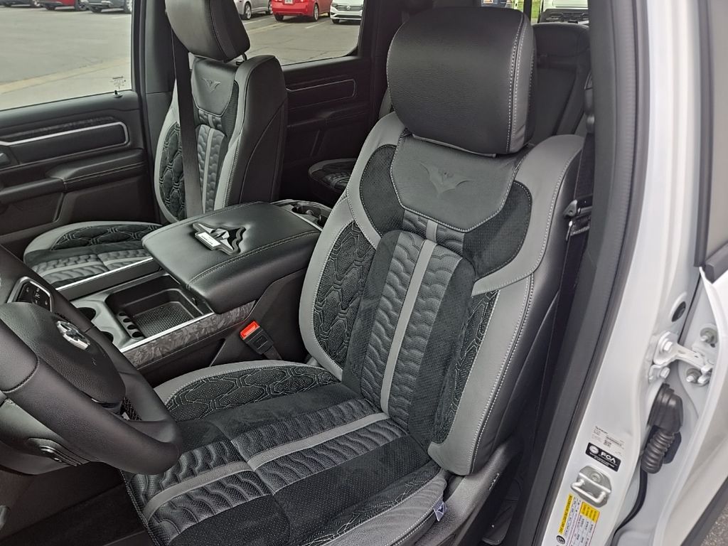 Used 2025 White Ram Big Horn/Lone Star image 25