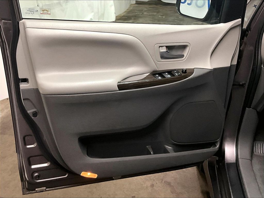 2020 Toyota Sienna — photo 9