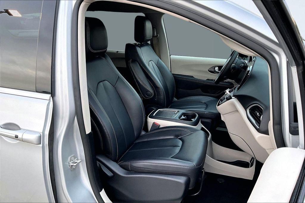 2024 Chrysler Pacifica Touring L - 6
