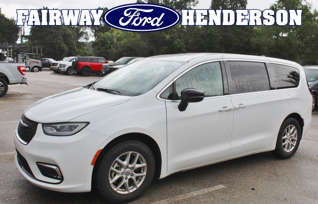 Bright White Clearcoat 2024 Chrysler Pacifica Minivan Front-Wheel Drive 9-Speed Automatic