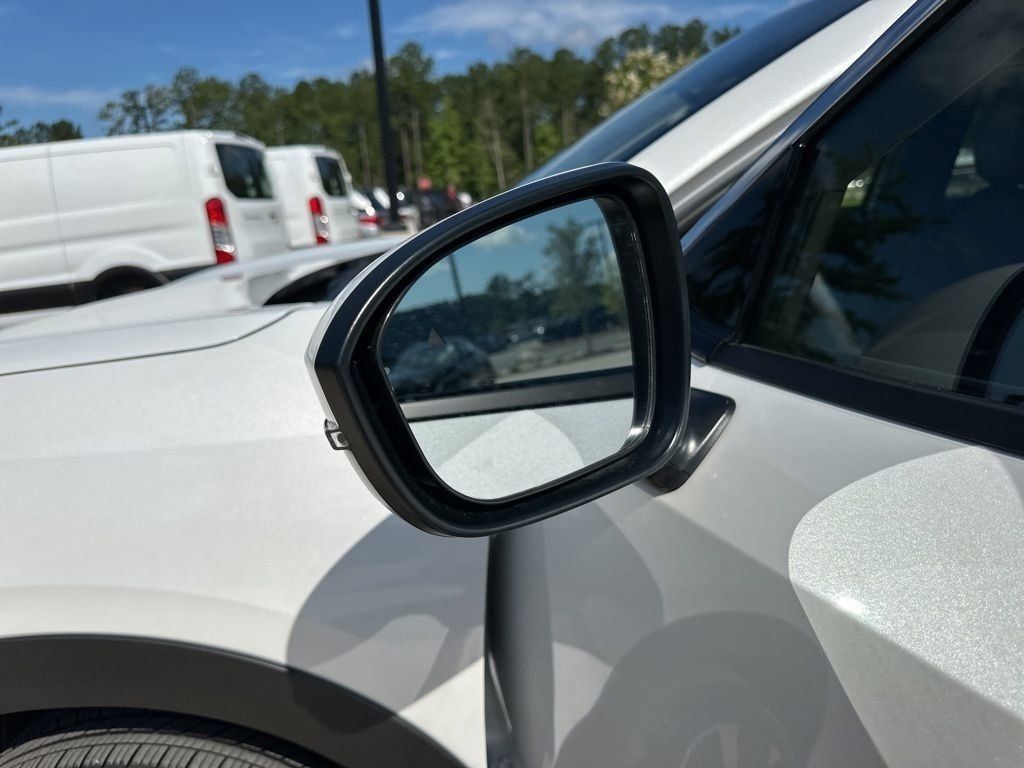 2025 Aspen White Tricoat Nissan Kicks SR FWD SUV