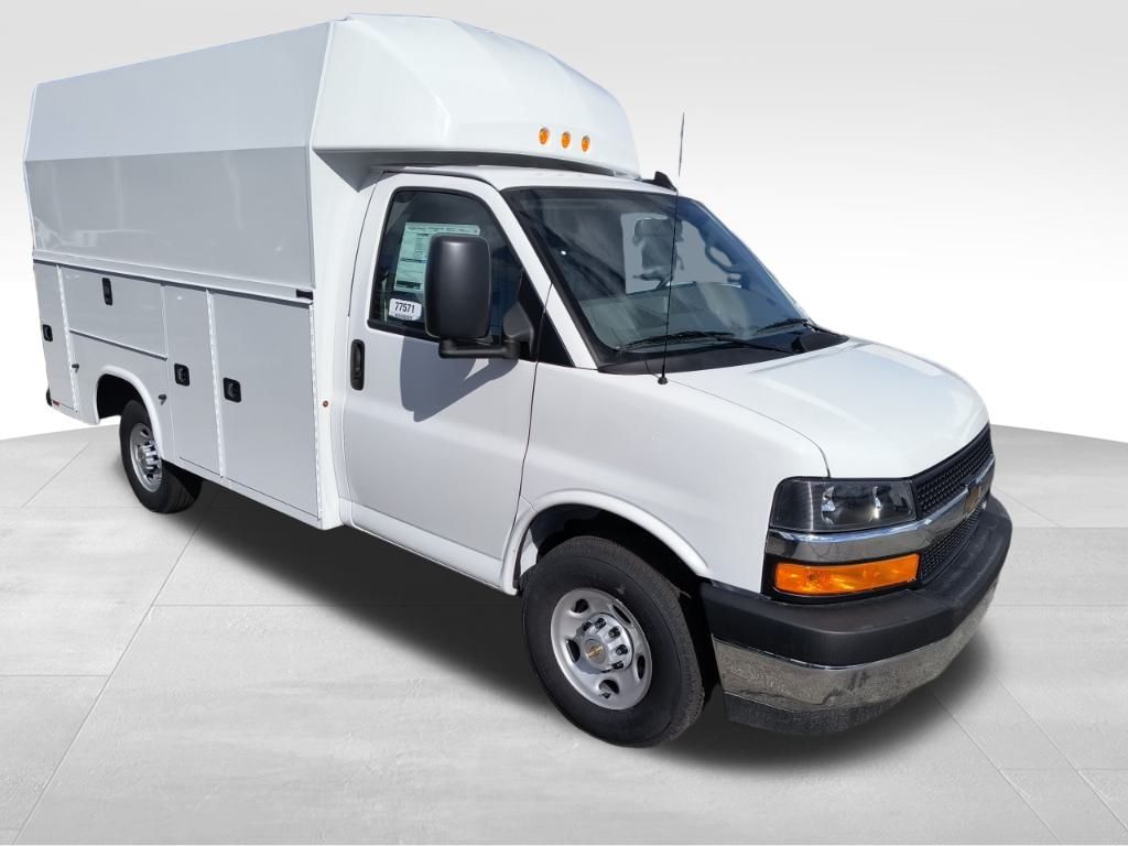Summit White 2025 Chevrolet Express Chassis 3500 Cutaway 139 Van Rear-Wheel Drive 8-Speed Automatic