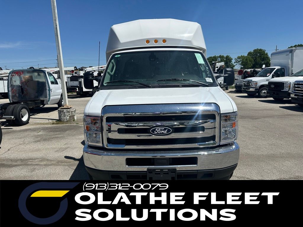 Oxford White 2026 Ford E-Series Chassis Pickup Truck Rear-Wheel Drive 6-Speed Automatic Overdrive