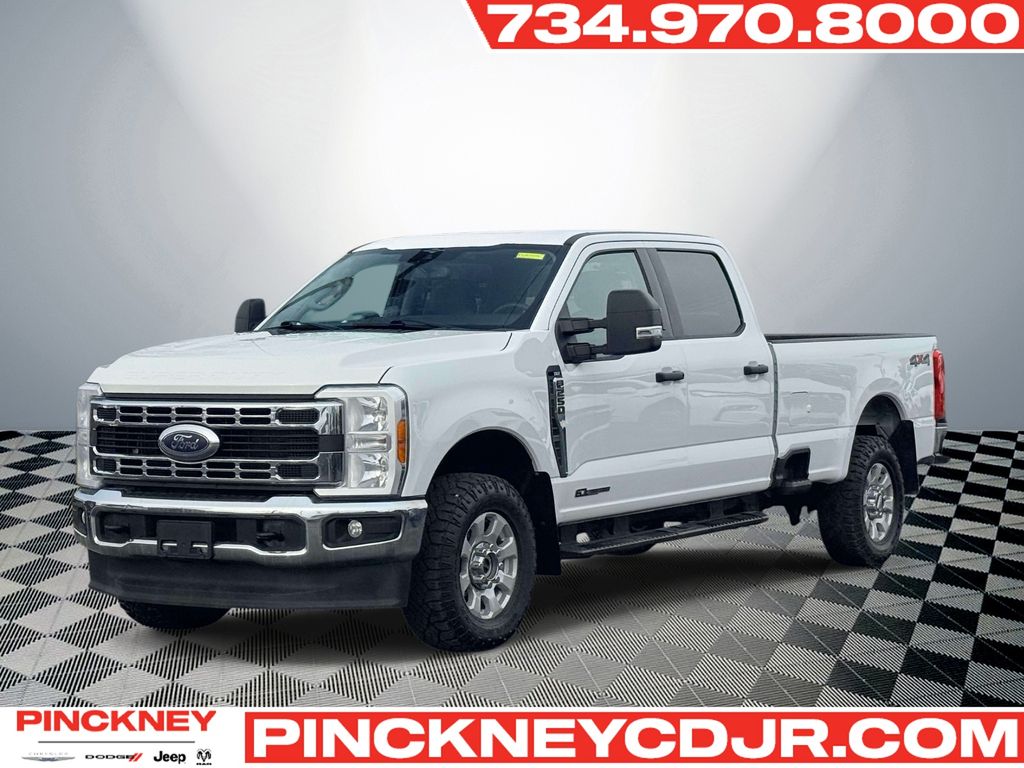 White 2023 Ford F-250 Super Duty XLT Crew Cab 4WD Pickup Truck Four-Wheel Drive Automatic