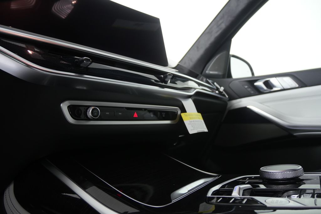 Thumbnail: 2027 BMW X7 - 22