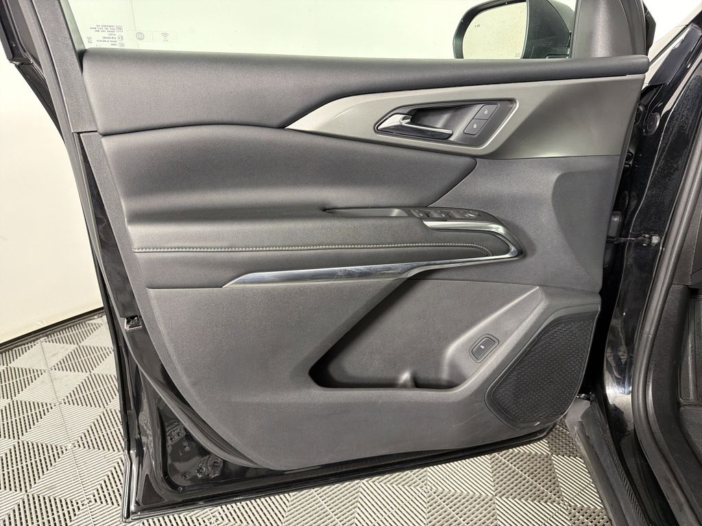 used 2024 Chevrolet Traverse car, priced at $31,900