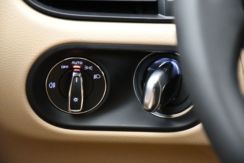 Thumbnail: 2025 Porsche Macan - 26