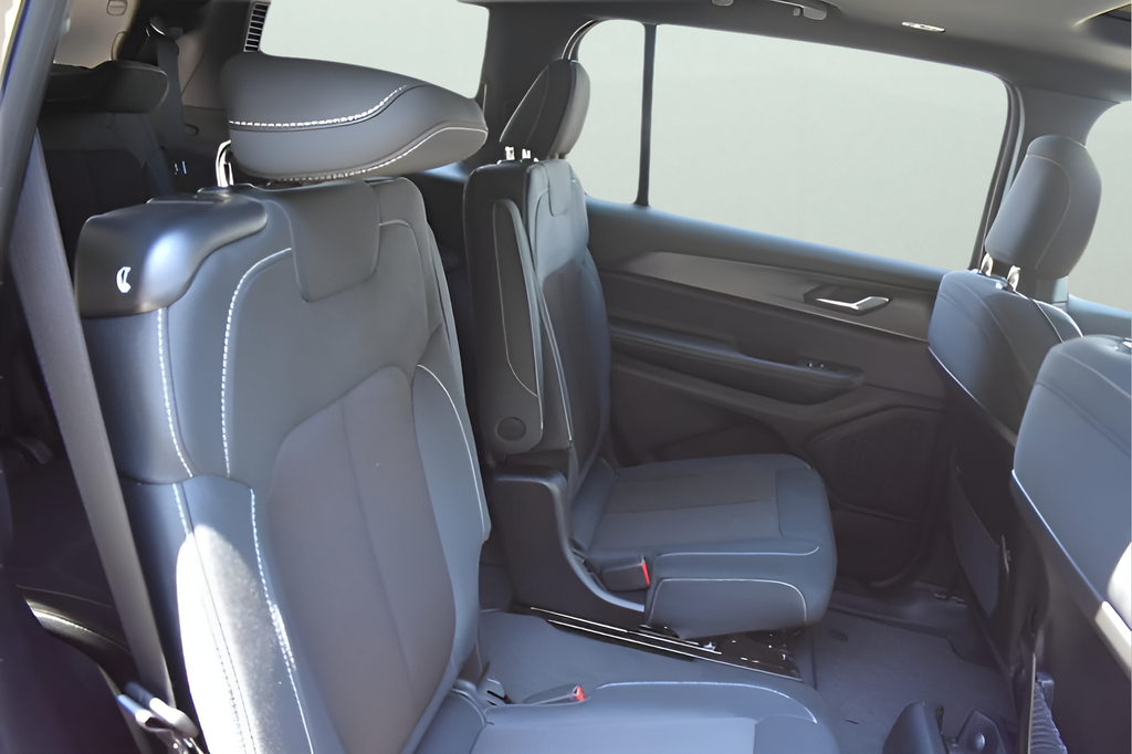 New Car 2025 Jeep Grand Cherokee L  Laredo For Sale In Austin, Texas