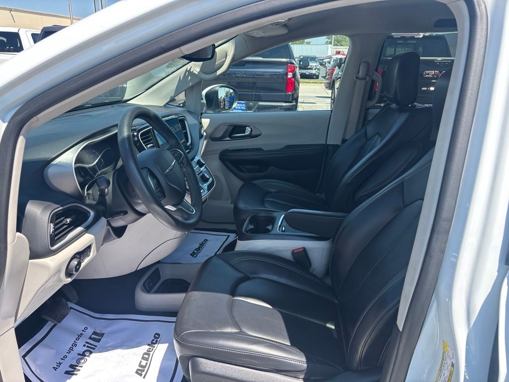 Used 2023 Chrysler Pacifica Van