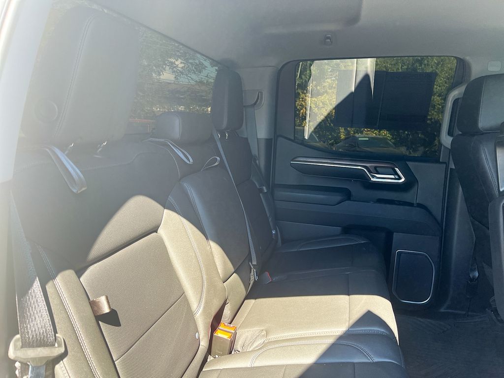 Used 2023 White GMC SLT image 26