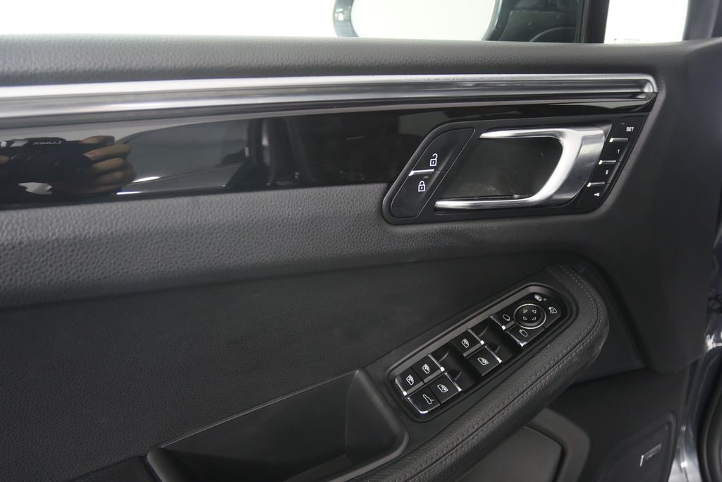 Thumbnail: 2020 Porsche Macan - 8