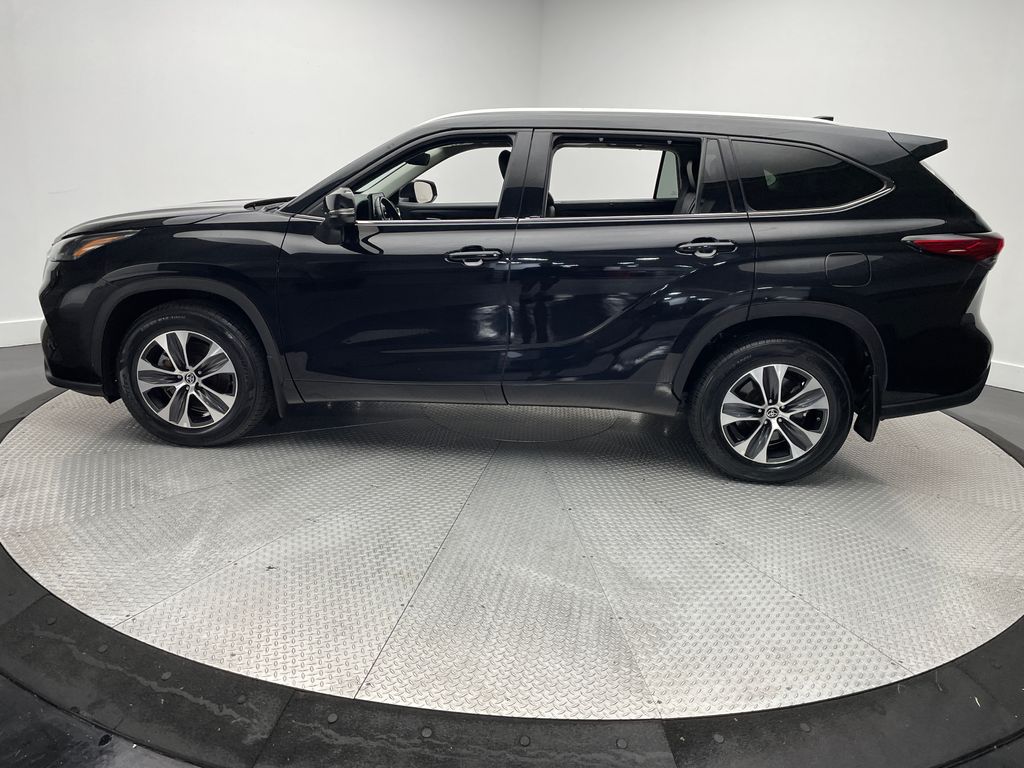 Thumbnail: 2022 Toyota Highlander - 8