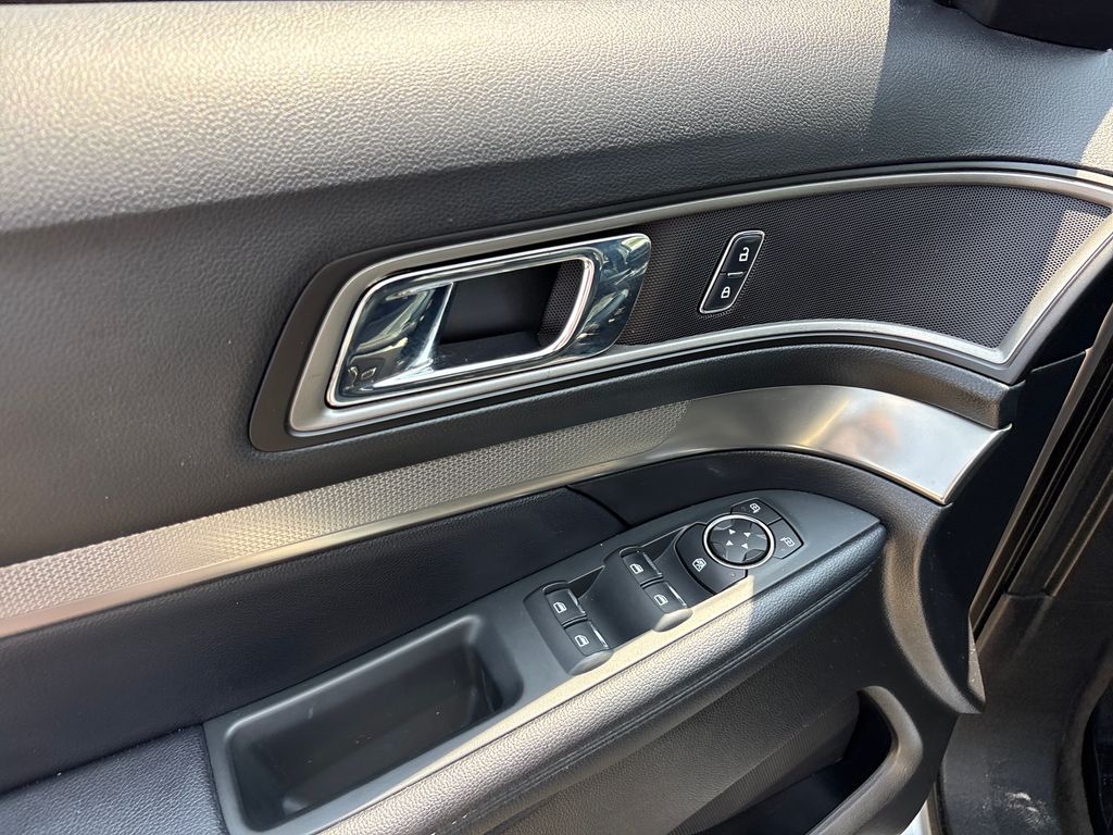 Used 2018 Silver Ford XLT image 17