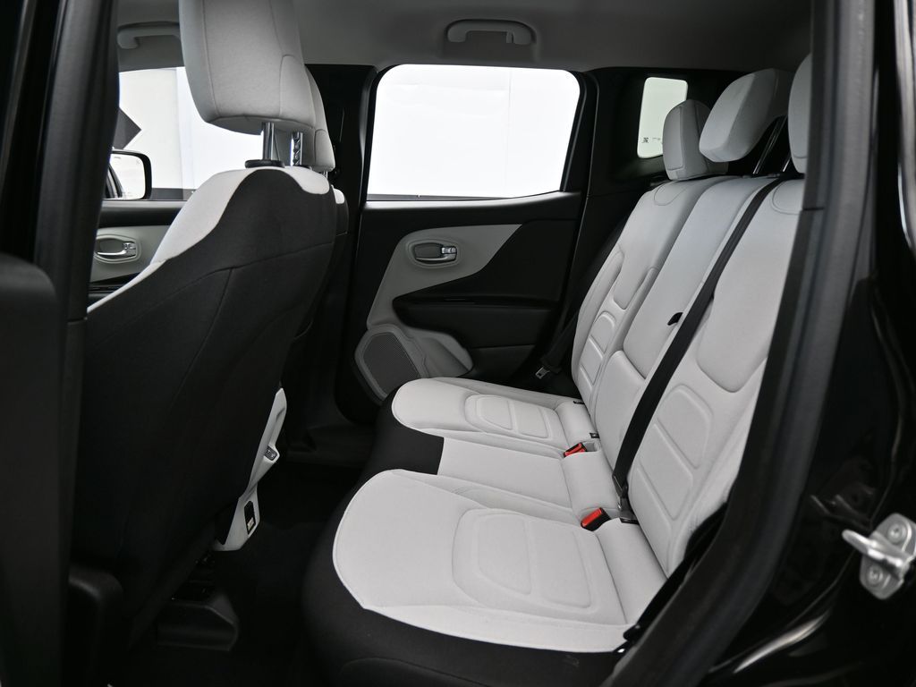 Used 2022 Black Clearcoat Jeep Latitude image 34