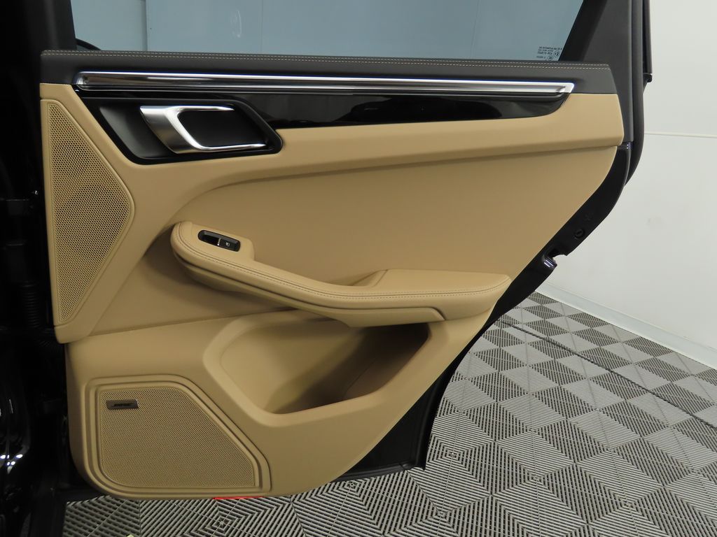 Thumbnail: 2025 Porsche Macan - 30