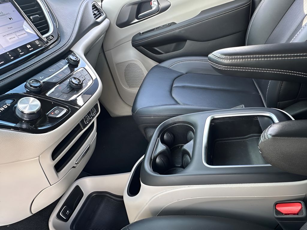 Used 2024 Chrysler Pacifica Hybrid Van