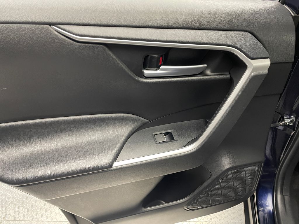 2023 Toyota RAV4 XLE 17