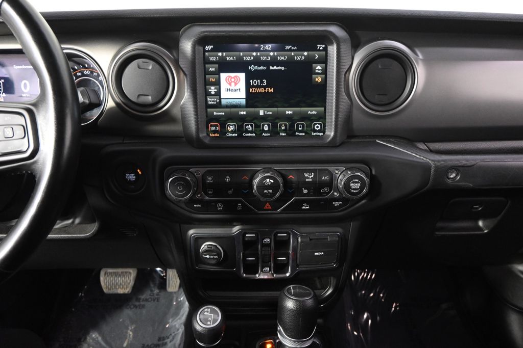 Used 2022 Green Jeep Sport image 28