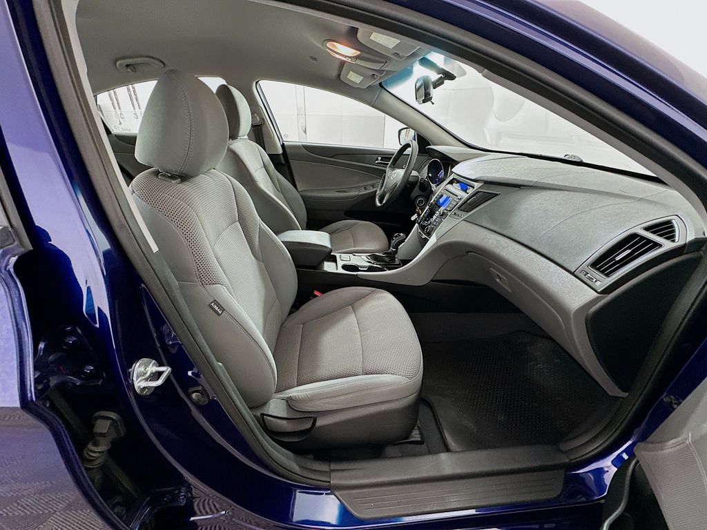 Thumbnail: 2013 Hyundai Sonata - 25