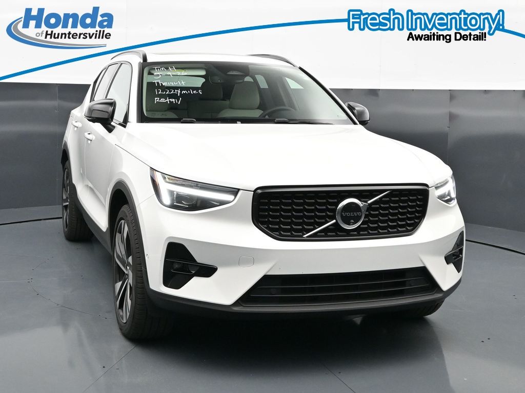 Crystal White Pearl 2025 Volvo XC40 B5 Plus Dark Theme AWD SUV / Crossover All-Wheel Drive Automatic