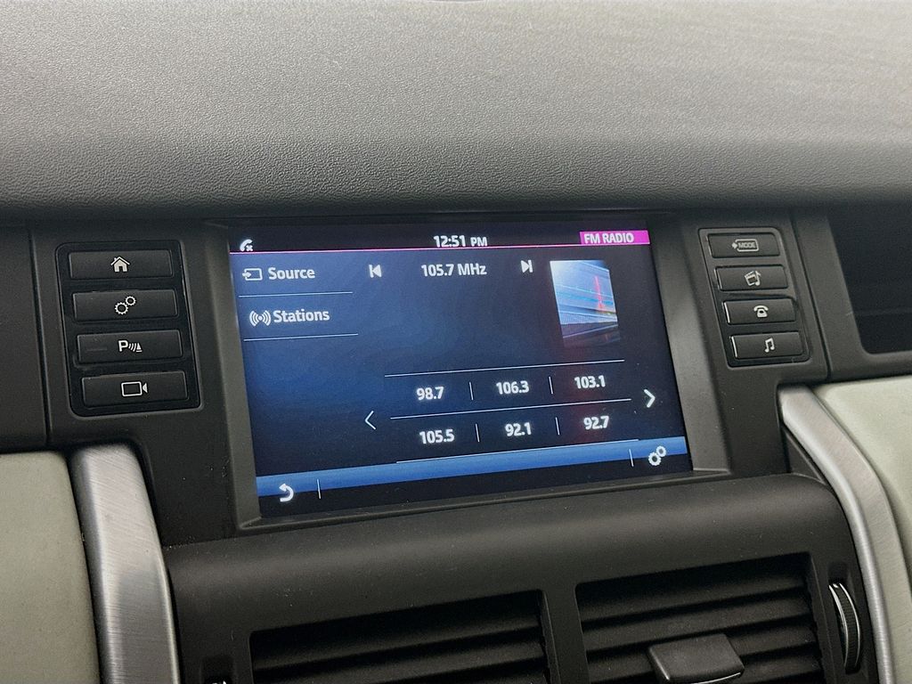 Used 2018 Black Land Rover SE image 17