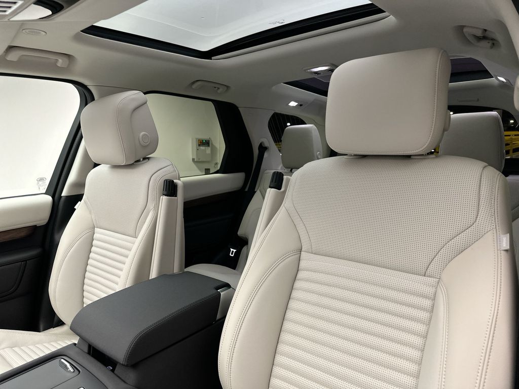 Thumbnail: 2025 Land Rover Discovery - 7