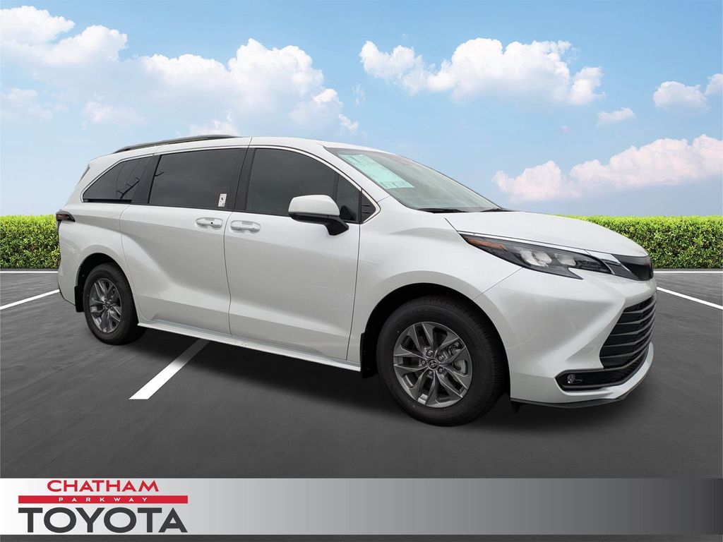 2026 Toyota Sienna XLE's photo