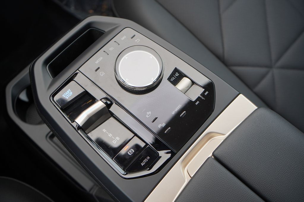 2025 BMW iX xDrive50 18