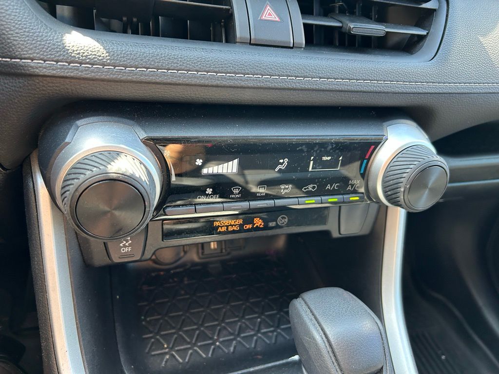 Thumbnail: 2022 Toyota RAV4 - 25