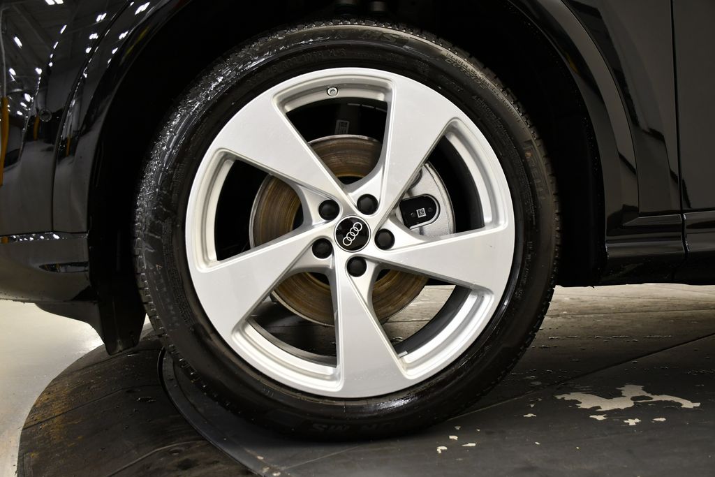 Thumbnail: 2025 Audi Q5 - 13