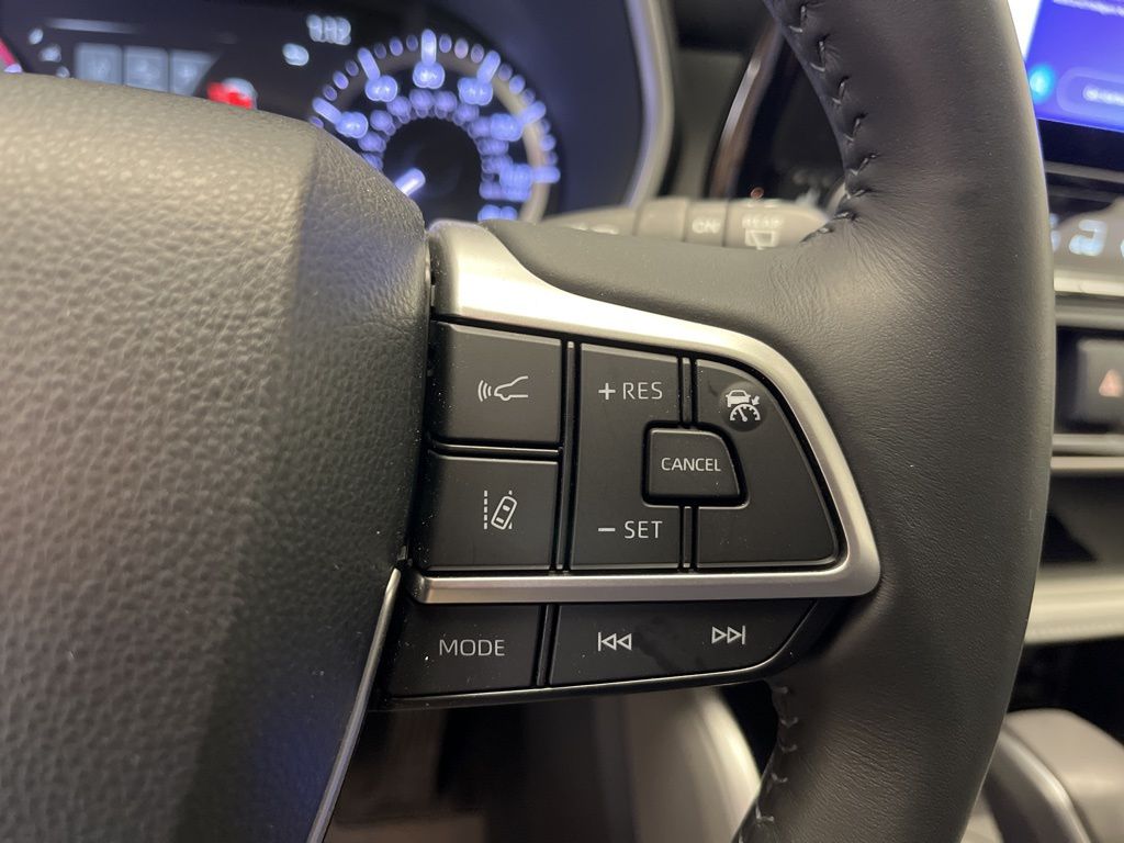 Thumbnail: 2023 Toyota Highlander - 15