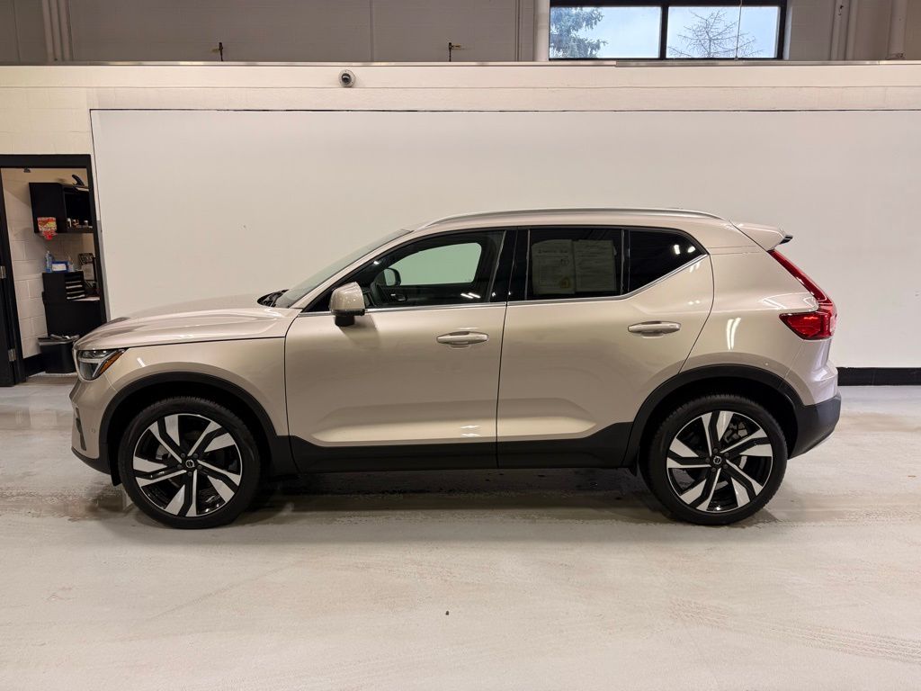 Thumbnail: 2024 Volvo XC40 - 2