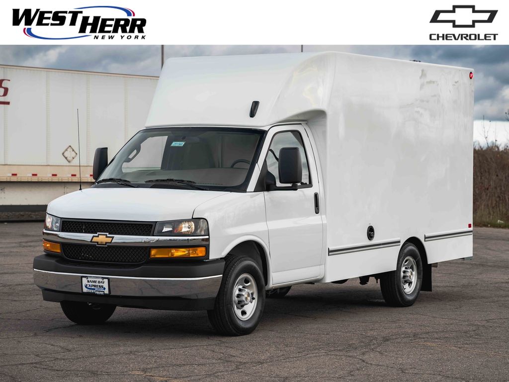Summit White 2026 Chevrolet Express Chassis 3500 Cutaway 139 Van Rear-Wheel Drive 8-Speed Automatic